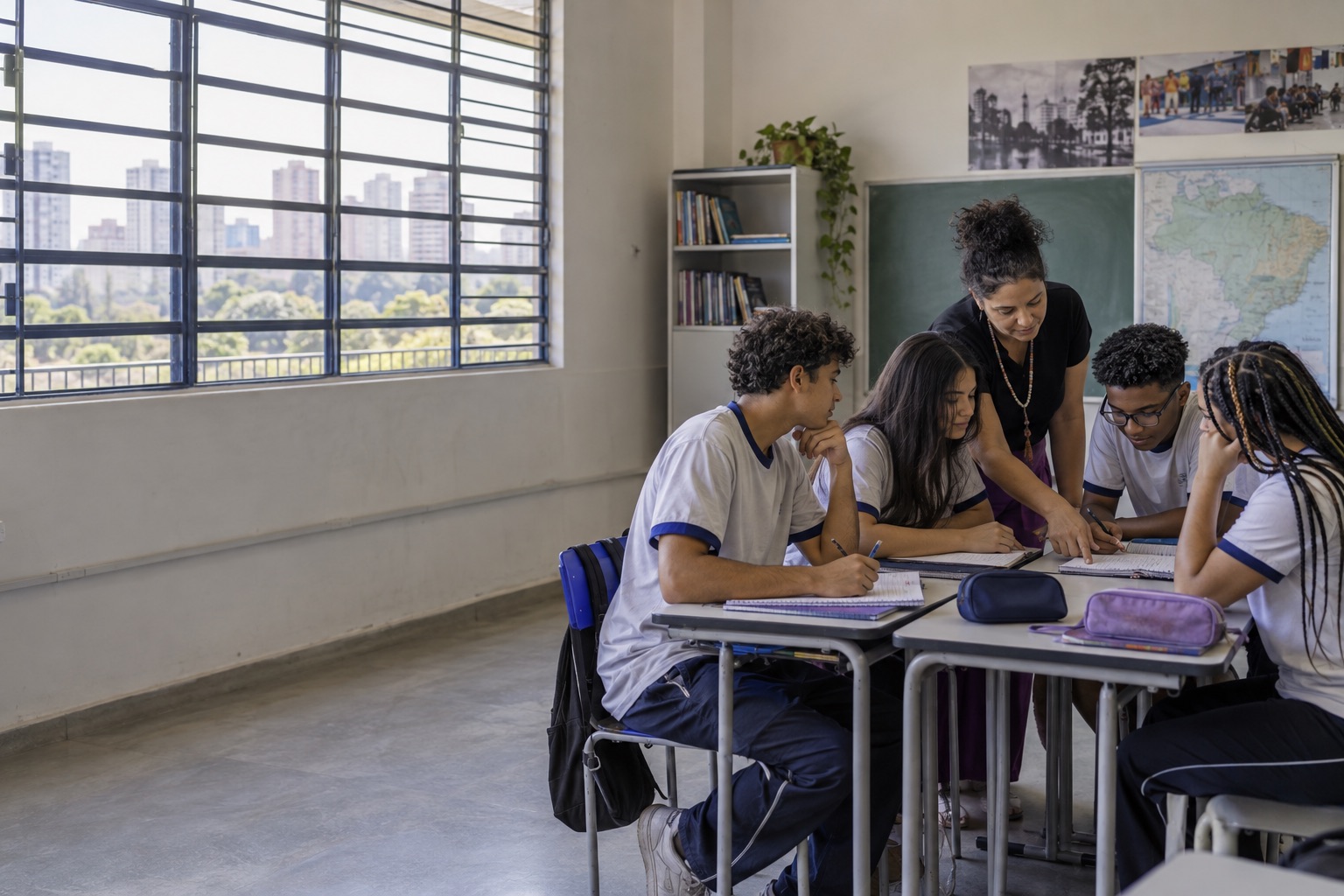 Ilustração gerada de professora e estudantes em sala de aula